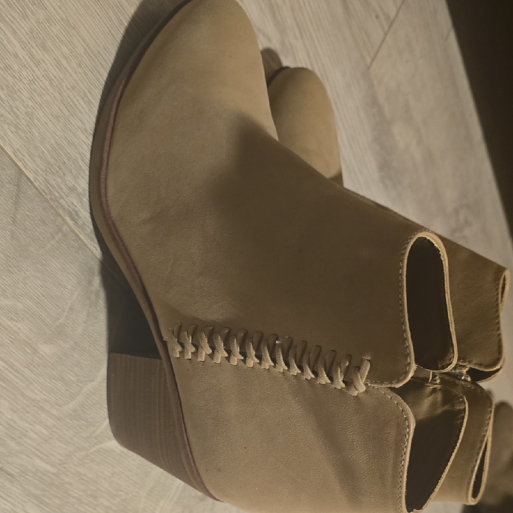 ARULA Tan Ankle Booties with Whipstitching 9W New Without Tags